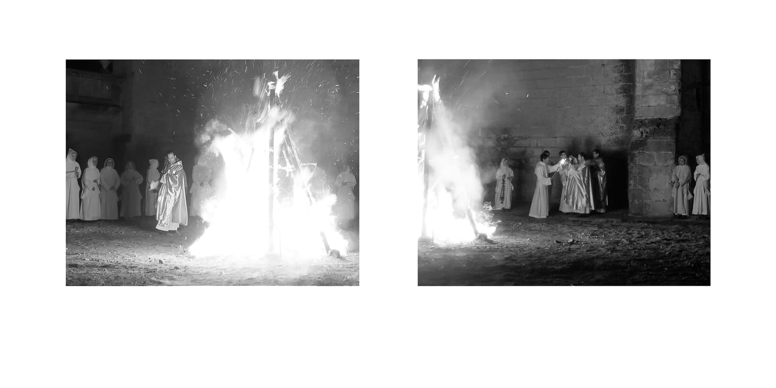Díptico nocturno de la hoguera y de la comunidad reunida junto a la puerta del monasterio