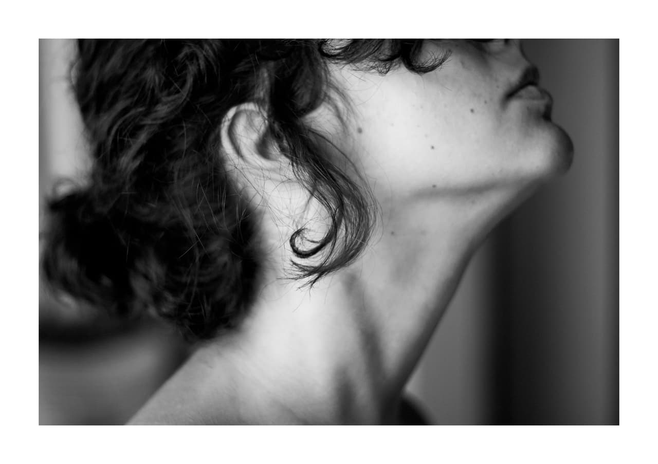 Cuello y mandíbula de una mujer con la cabeza vuelta hacia arriba, en primer plano
