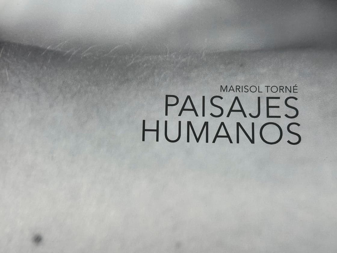 Cubierta del catálogo de la exposición Paisajes humanos: el título impreso sobre una fotografía en blanco y negro de la piel